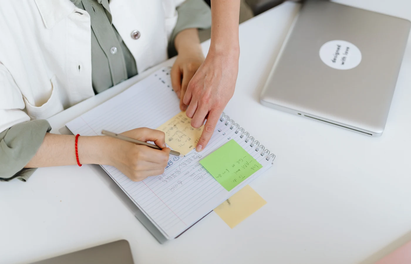Deux collègues planifiant leurs prochaines actions avec des notes de travail