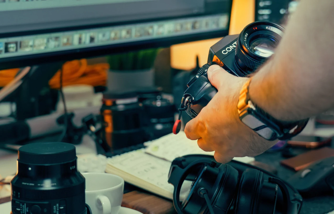 Professionnel appliquant une méthode numérique pendant sa journée de travail