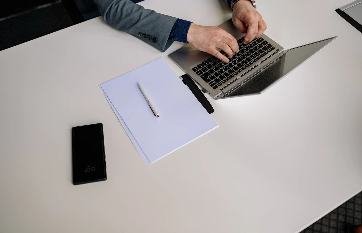 Professionnel appliquant une méthode numérique pendant sa journée de travail