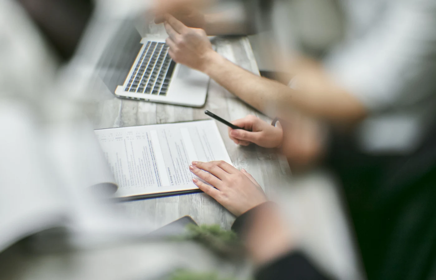 Petite équipe examinant les résultats et les prochaines actions à réaliser