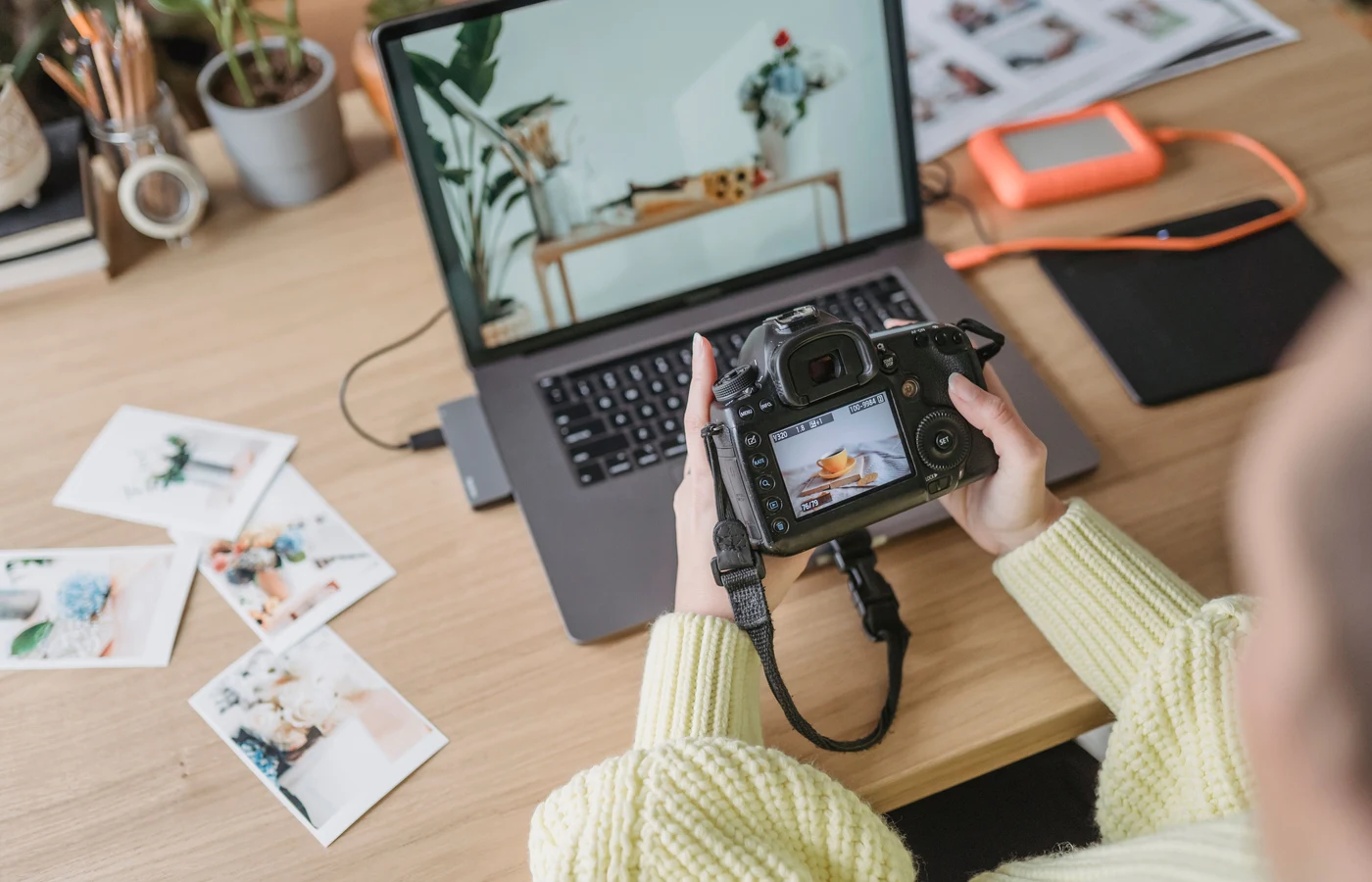 Professionnel appliquant une méthode numérique pendant sa journée de travail