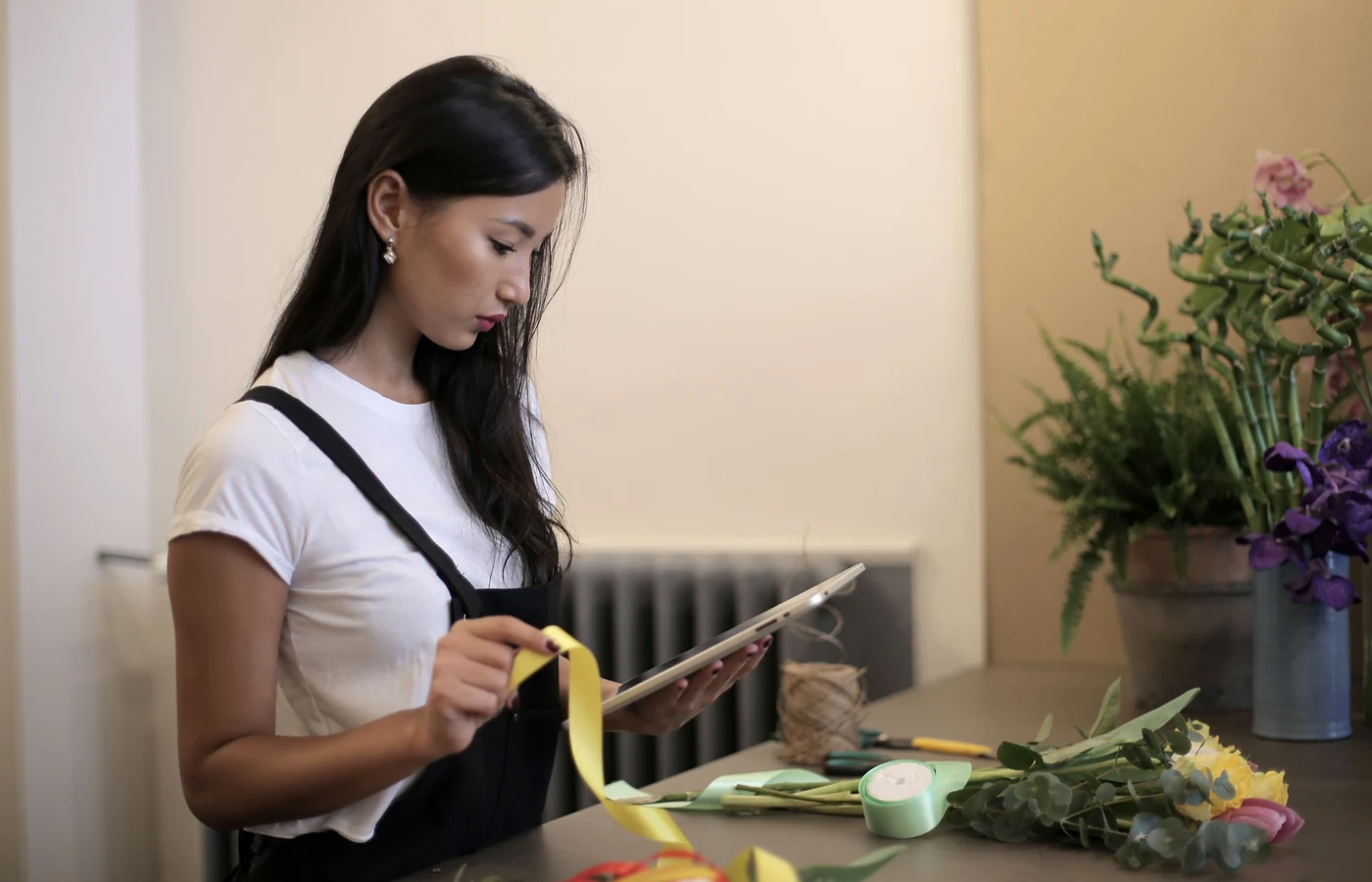 Consultant vérifiant un site sur une tablette dans un petit commerce
