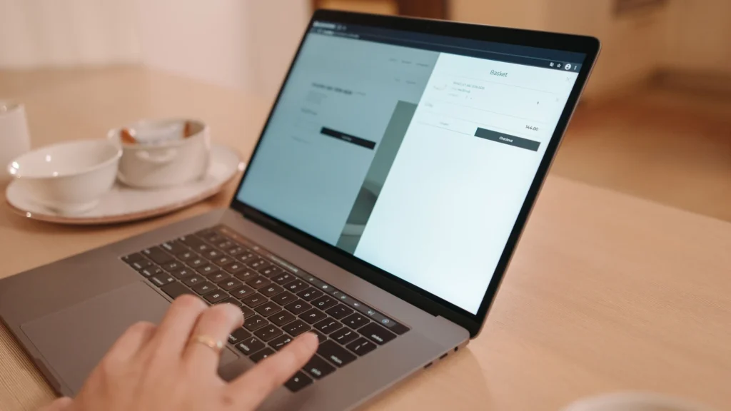 Professionnel du web examinant un site sur un ordinateur portable