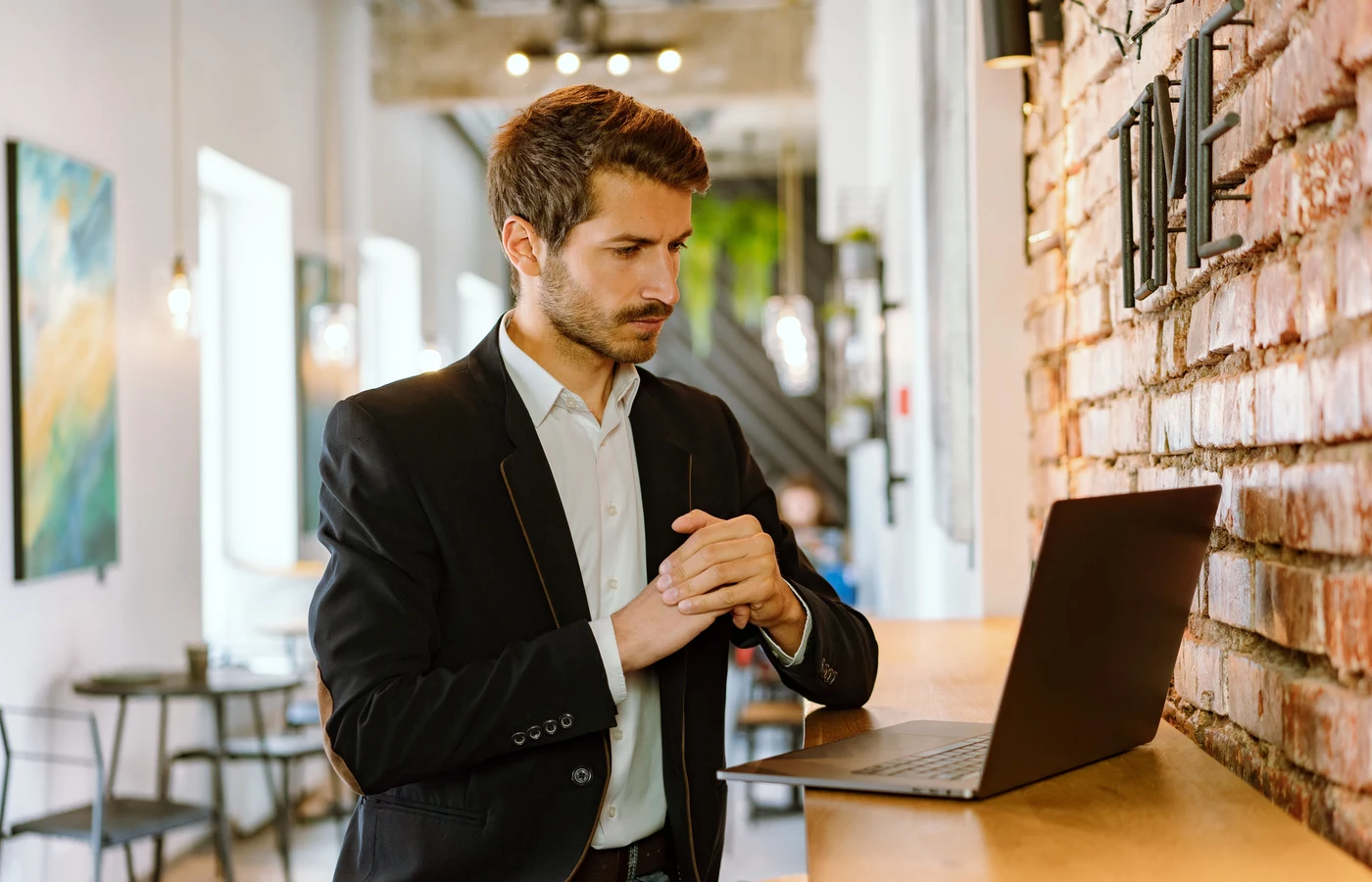 Professionnel appliquant une méthode numérique pendant sa journée de travail