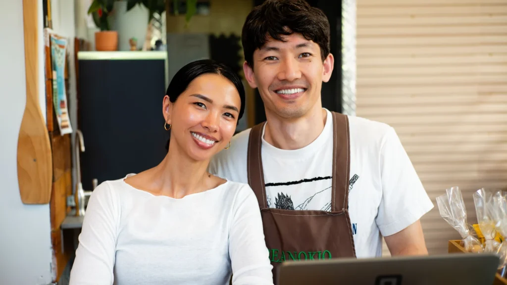 Professionnels d'une petite entreprise travaillant sur leur présence numérique
