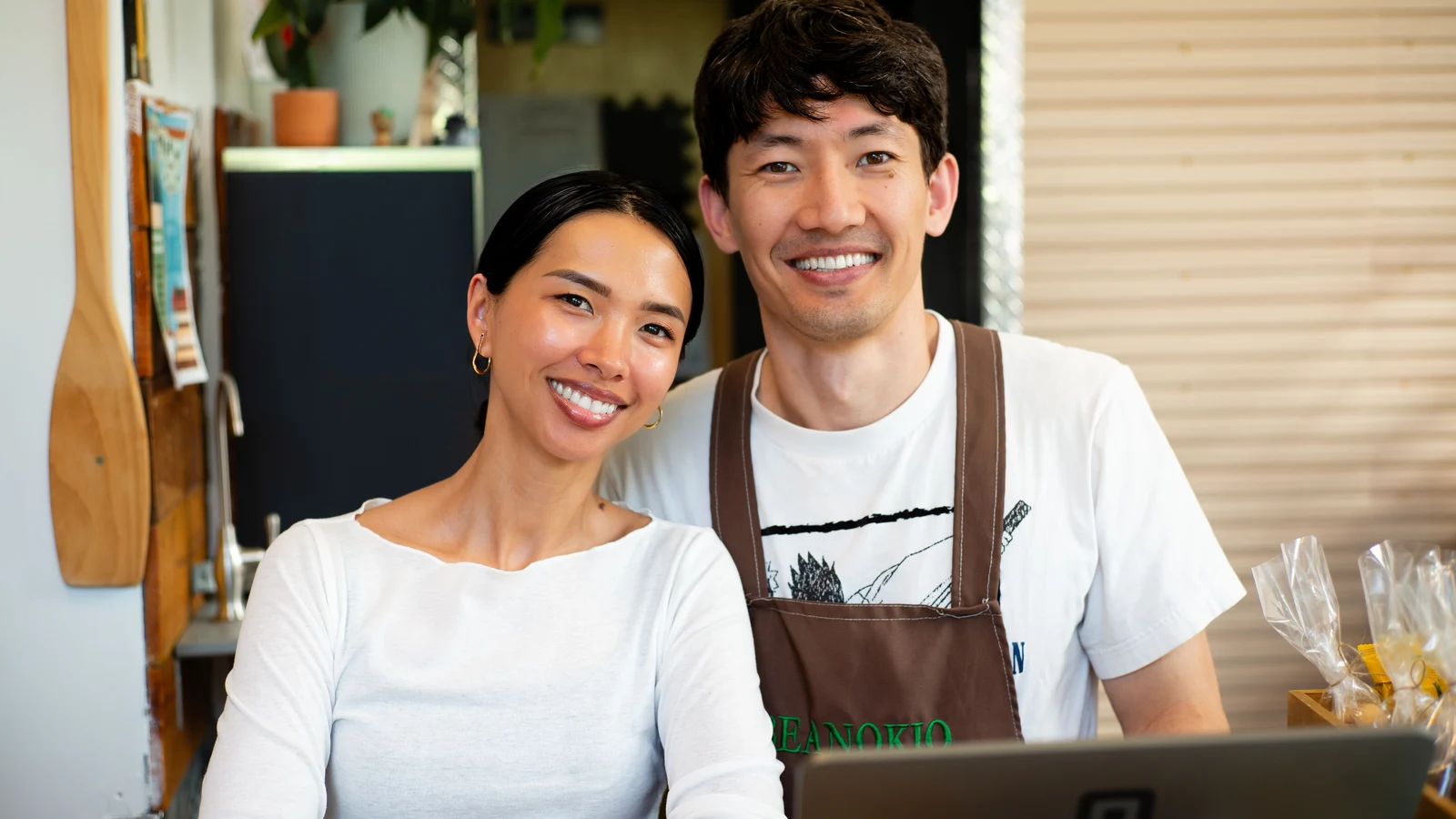 Professionnels d'une petite entreprise travaillant sur leur présence numérique