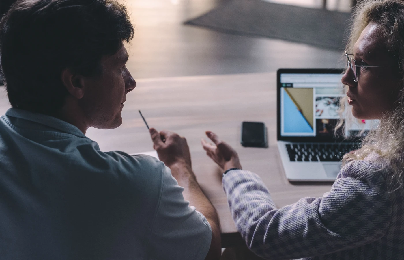 Professionnel appliquant une méthode numérique pendant sa journée de travail