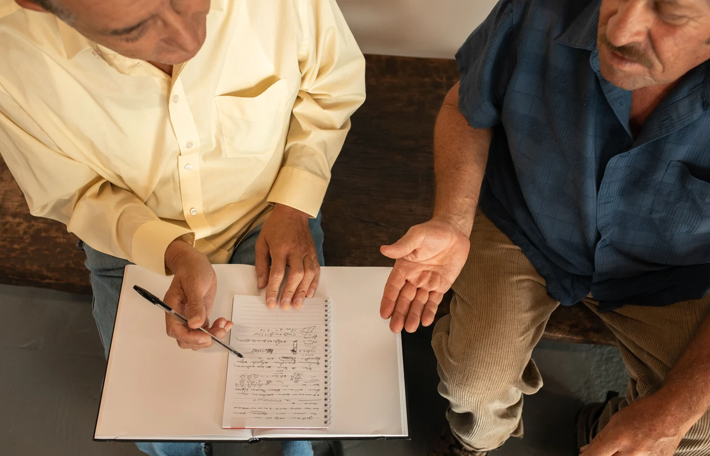 Deux collègues planifiant leurs prochaines actions avec des notes de travail