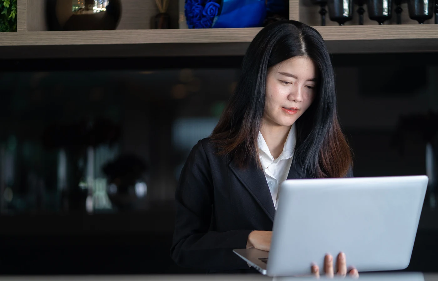 Professionnel appliquant une méthode numérique pendant sa journée de travail