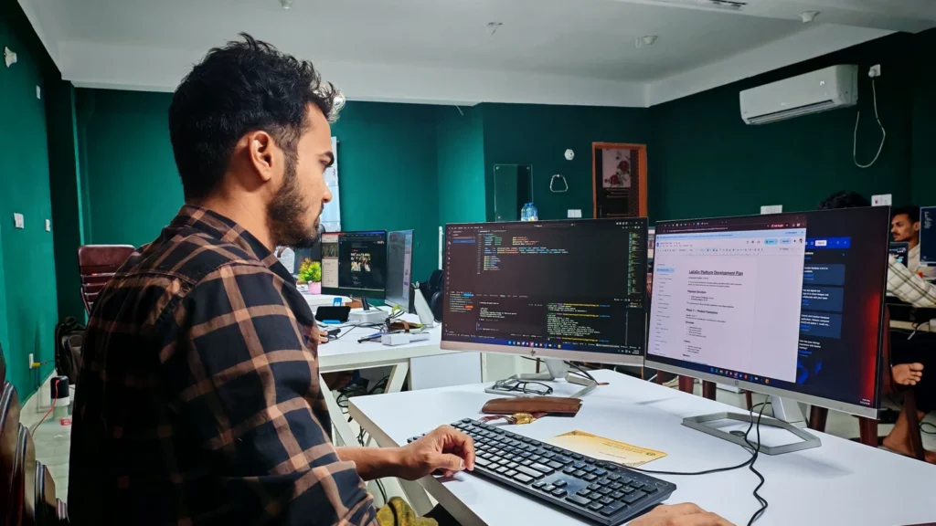 Professionnels d'une petite entreprise travaillant sur leur présence numérique