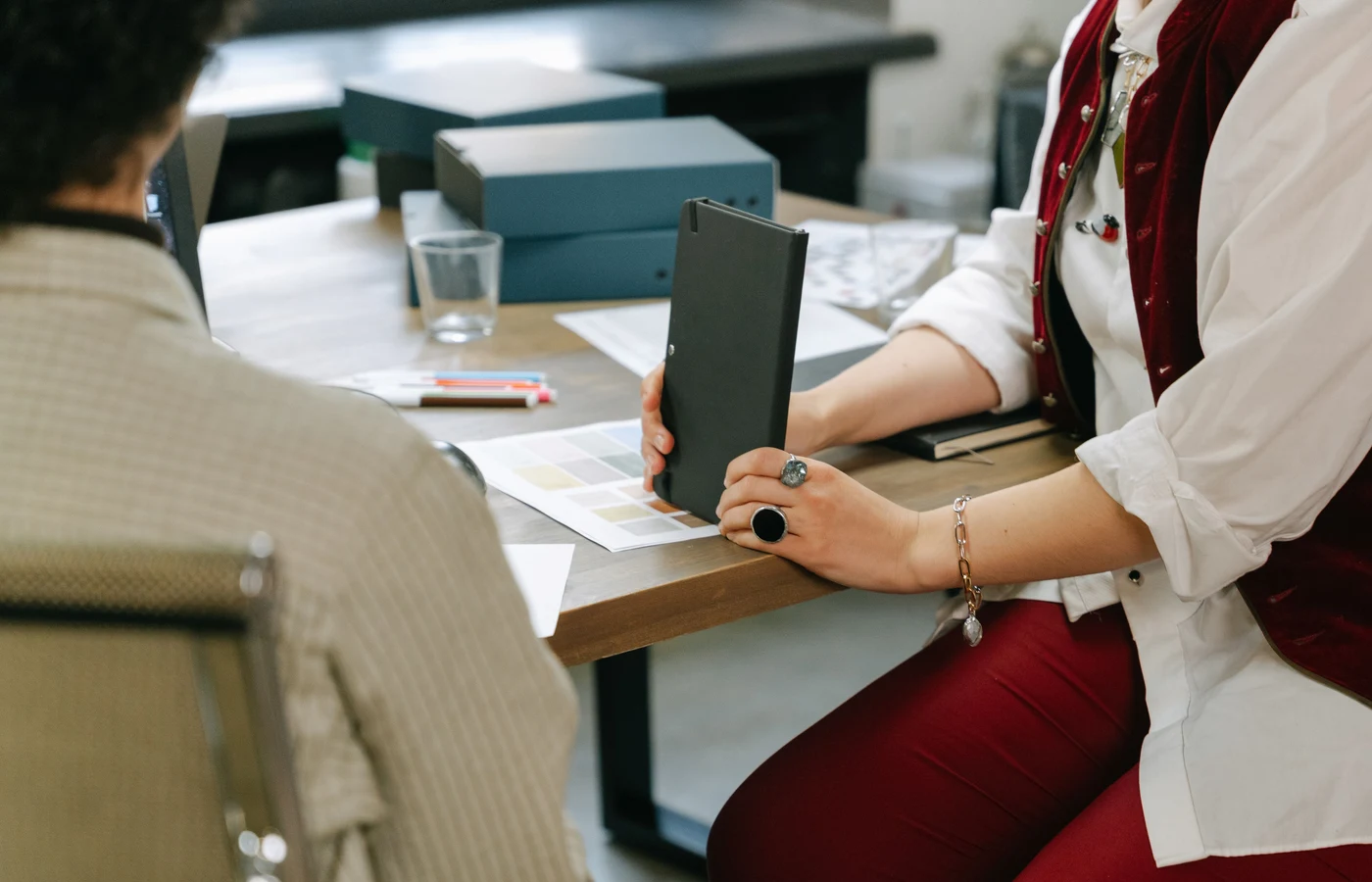 Deux collègues planifiant leurs prochaines actions avec des notes de travail