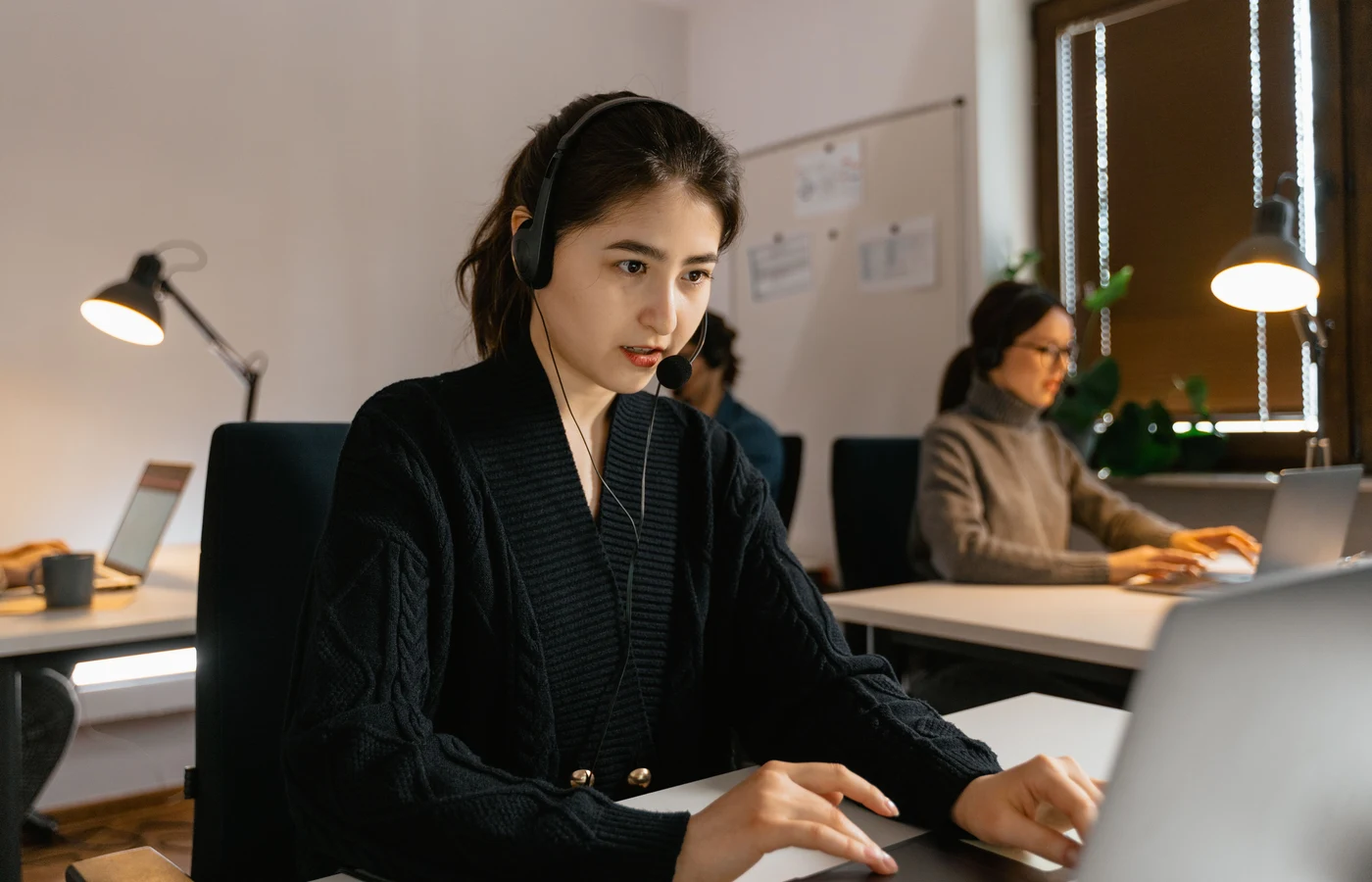 Professionnel appliquant une méthode numérique pendant sa journée de travail