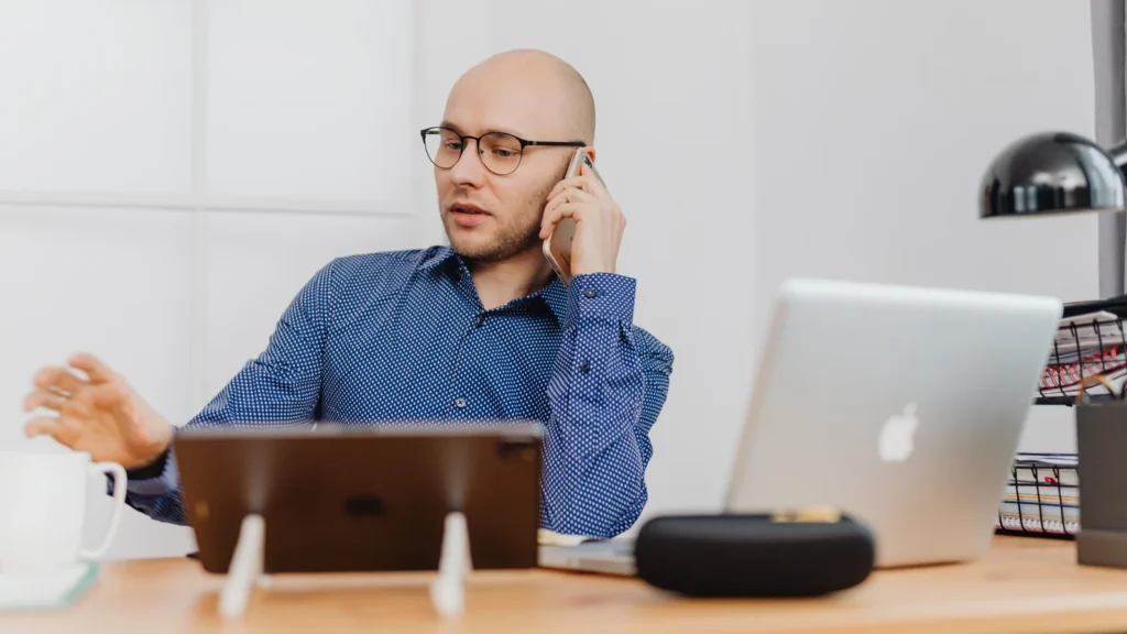 Professionnels d'une petite entreprise travaillant sur leur présence numérique