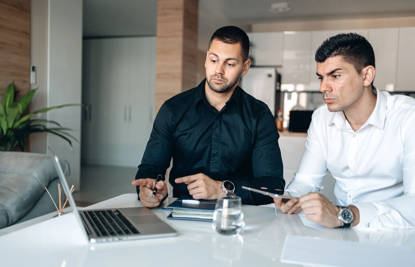 Professionnel appliquant une méthode numérique pendant sa journée de travail
