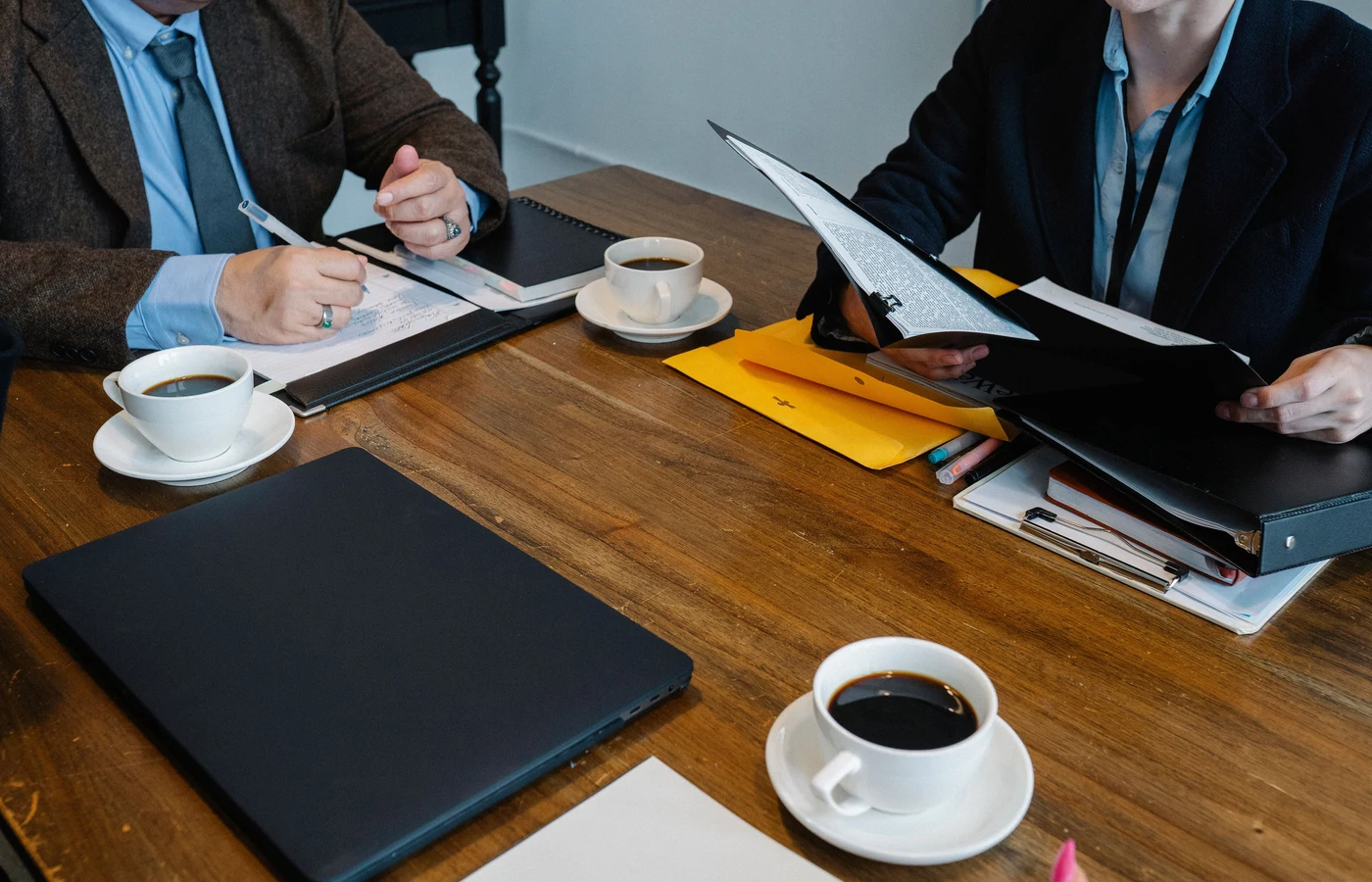 Deux collègues planifiant leurs prochaines actions avec des notes de travail