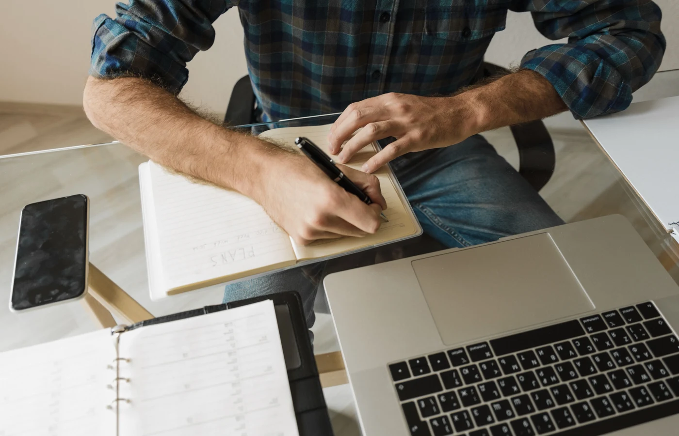Professionnel appliquant une méthode numérique pendant sa journée de travail