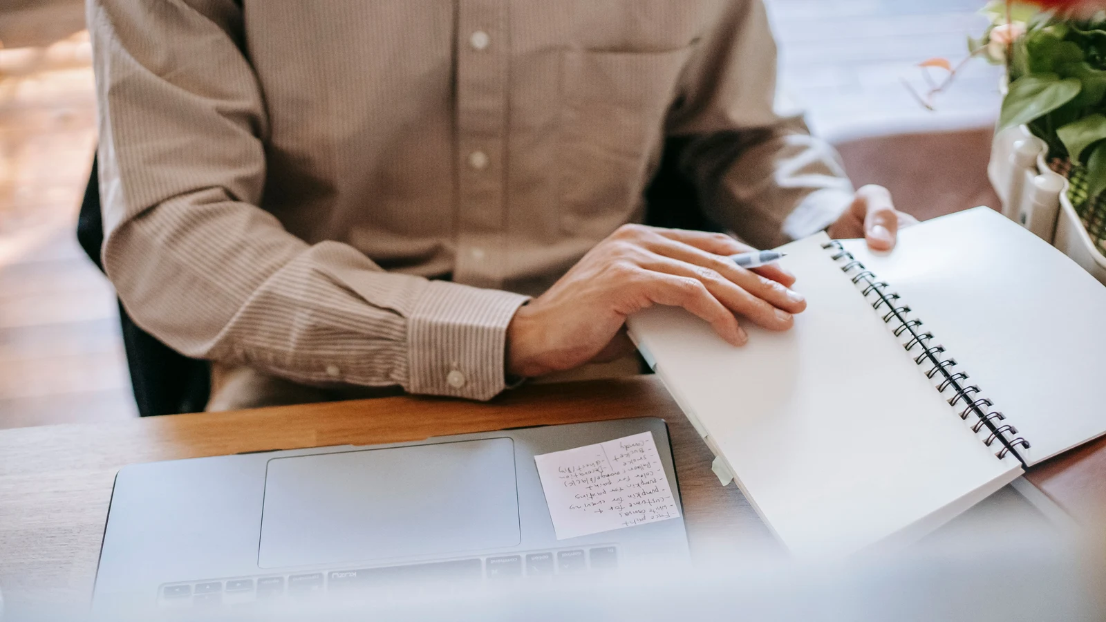 Professionnels d'une petite entreprise travaillant sur leur présence numérique