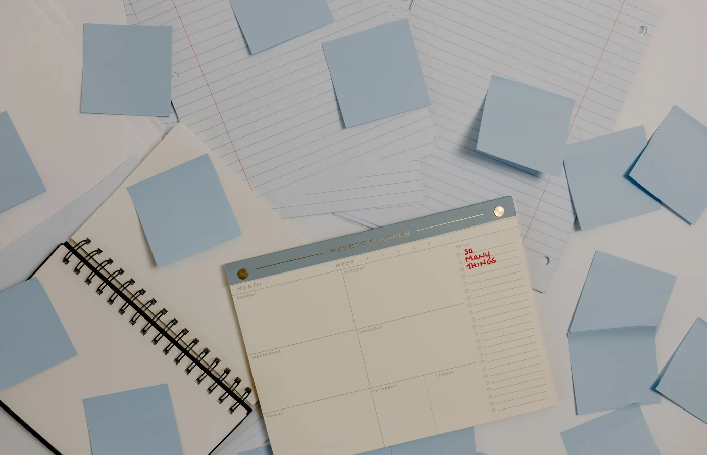 Deux collègues planifiant leurs prochaines actions avec des notes de travail