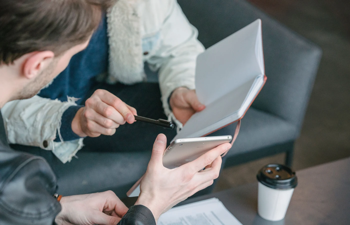 Deux collègues planifiant leurs prochaines actions avec des notes de travail