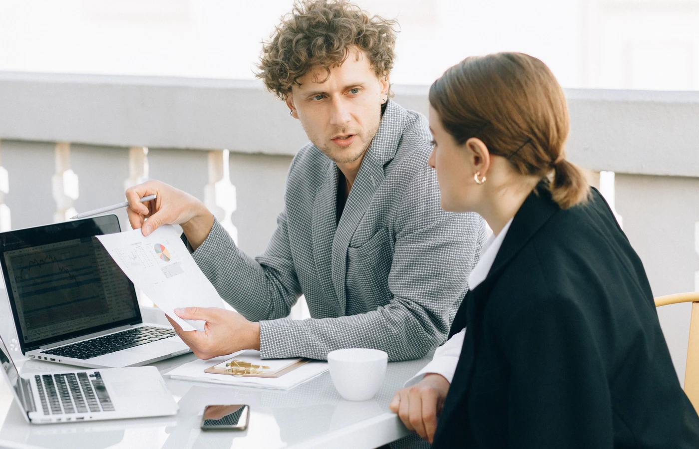 Professionnel appliquant une méthode numérique pendant sa journée de travail