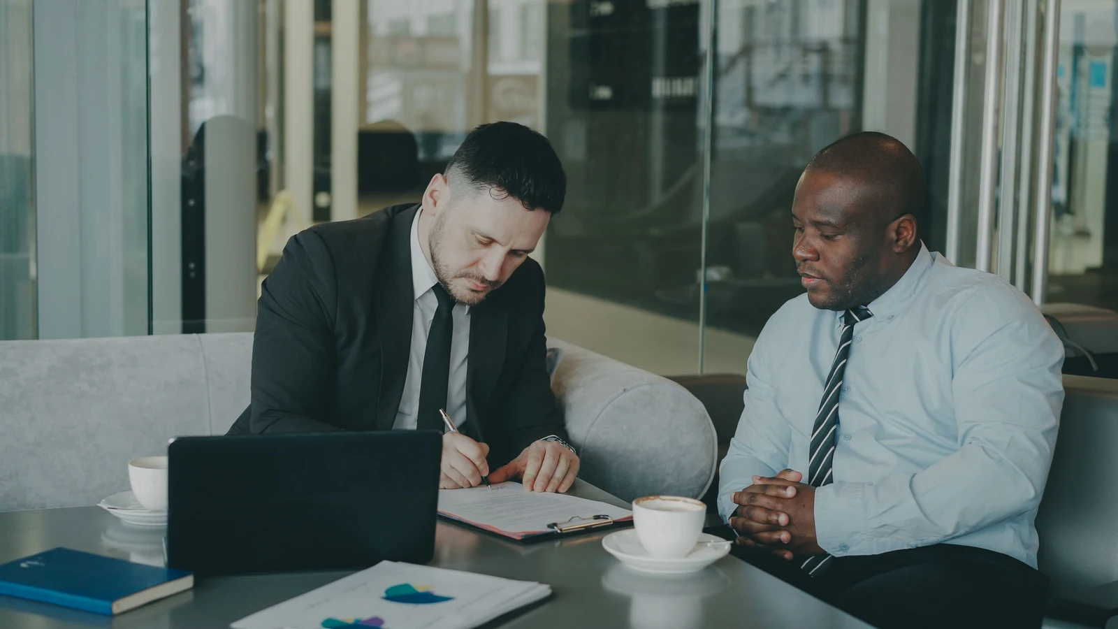 Professionnels d'une petite entreprise travaillant sur leur présence numérique