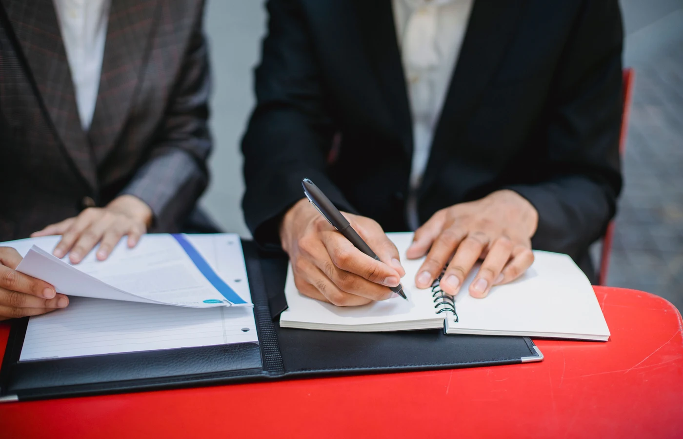 Deux collègues planifiant leurs prochaines actions avec des notes de travail