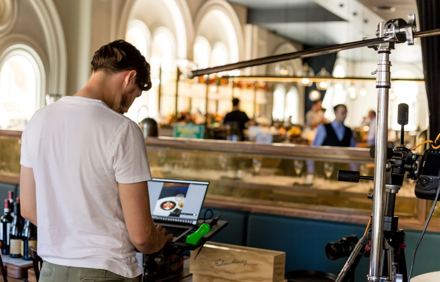 Professionnel appliquant une méthode numérique pendant sa journée de travail