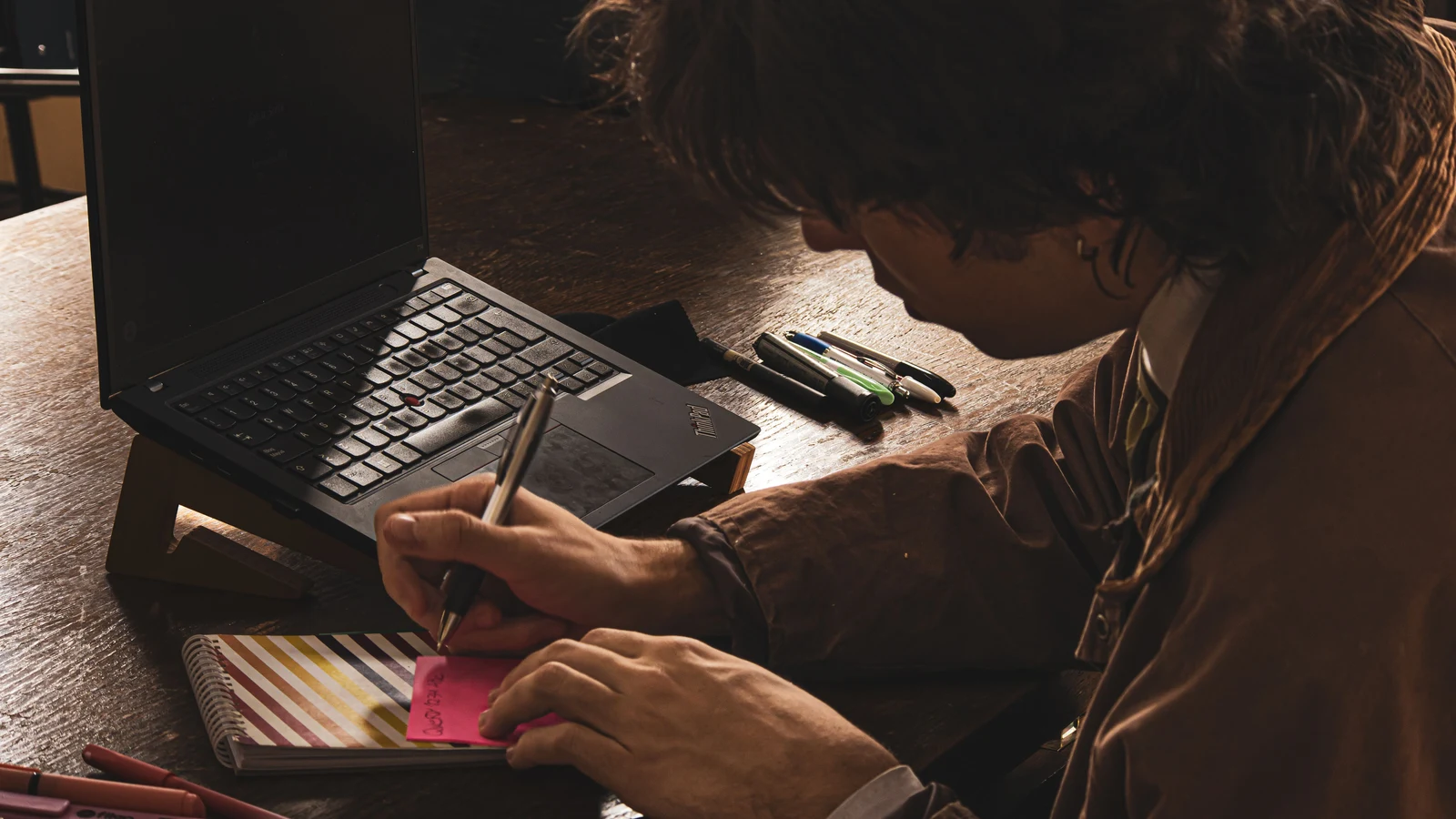 Professionnels d'une petite entreprise travaillant sur leur présence numérique