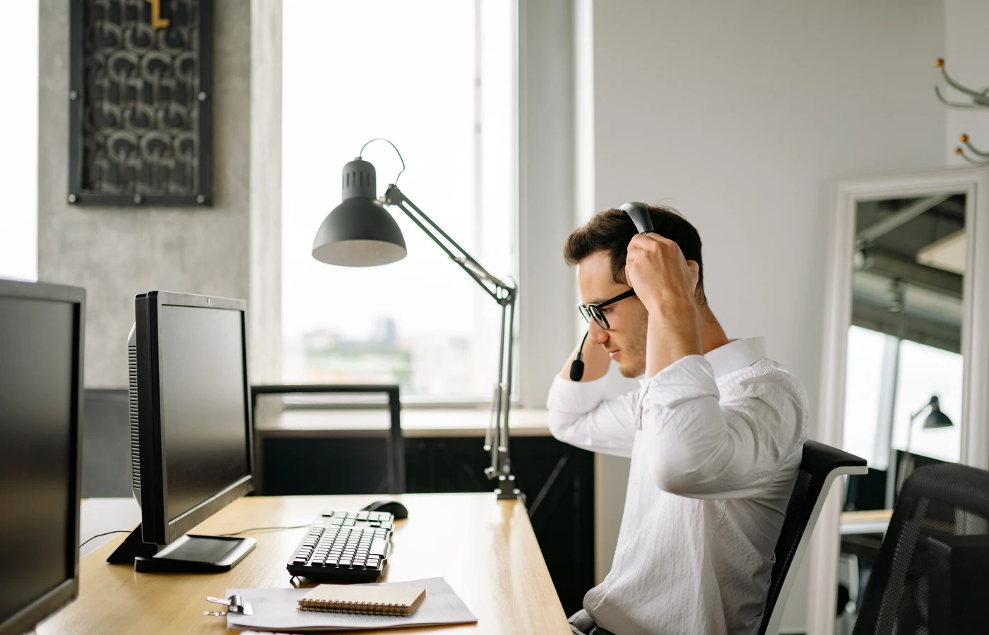 Professionnel appliquant une méthode numérique pendant sa journée de travail