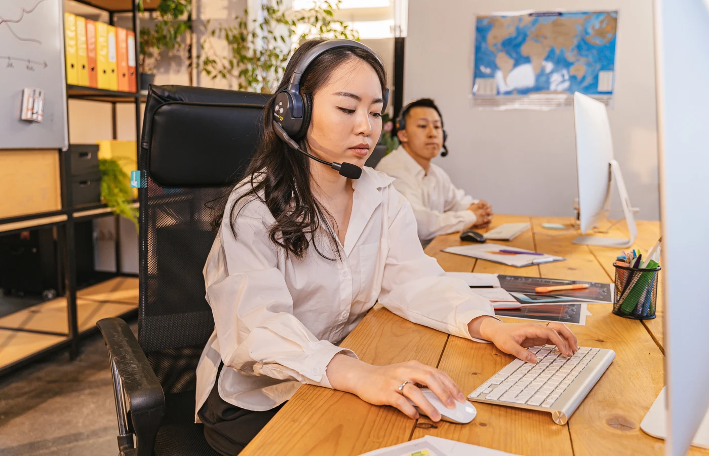 Professionnel appliquant une méthode numérique pendant sa journée de travail