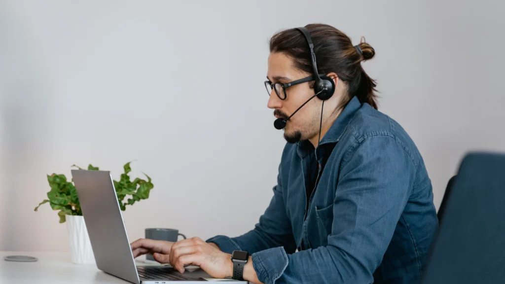 Professionnels d'une petite entreprise travaillant sur leur présence numérique