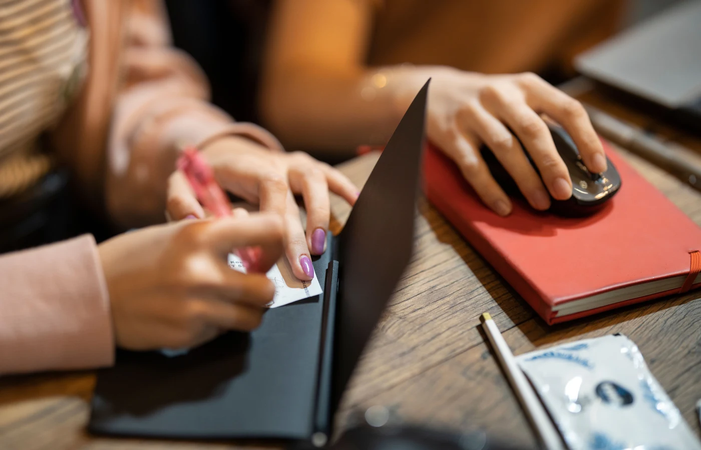 Deux collègues planifiant leurs prochaines actions avec des notes de travail