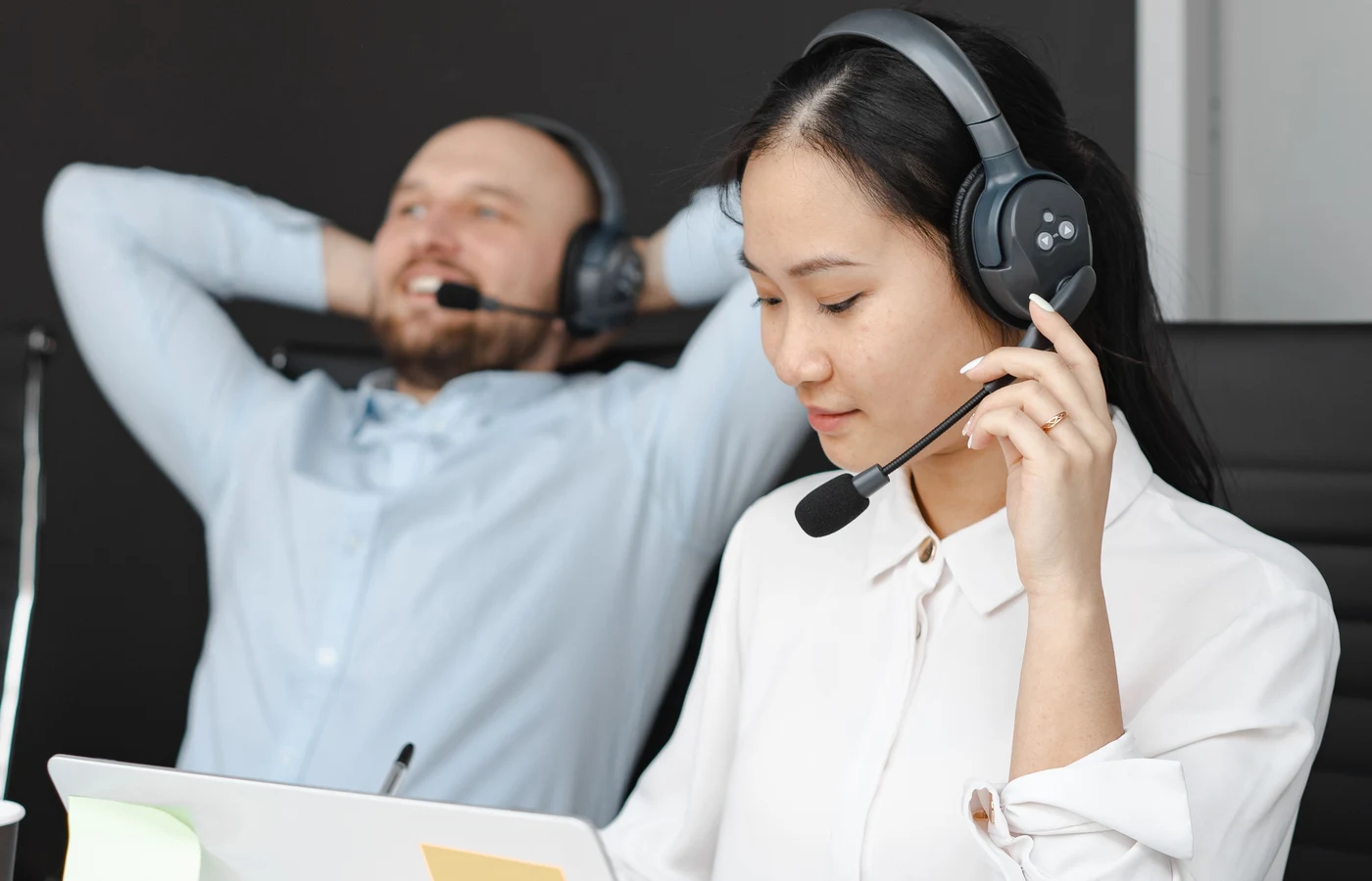Professionnel appliquant une méthode numérique pendant sa journée de travail