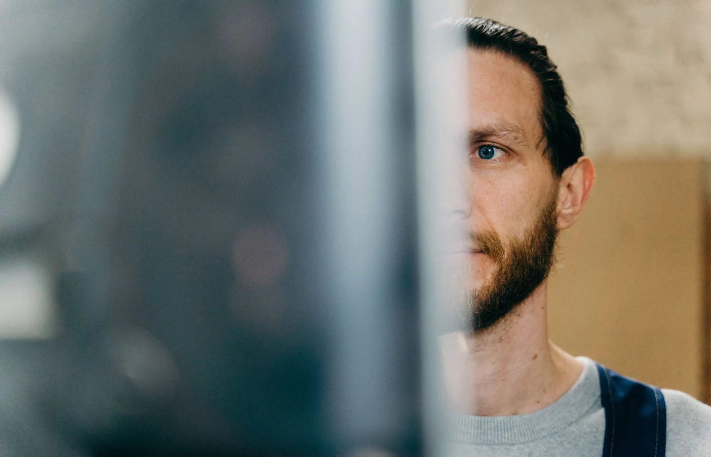 Professionnel appliquant une méthode numérique pendant sa journée de travail