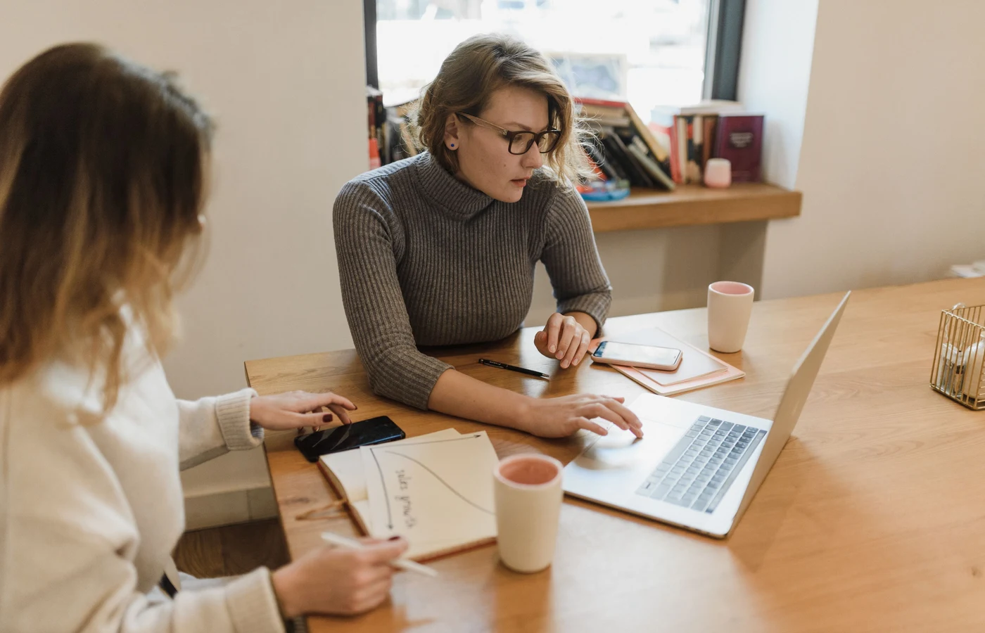 Deux collègues planifiant leurs prochaines actions avec des notes de travail