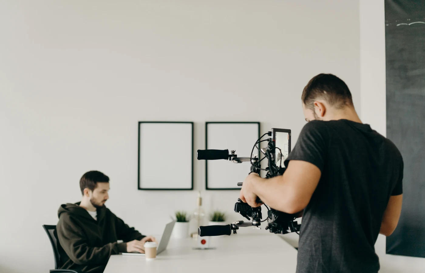 Professionnel appliquant une méthode numérique pendant sa journée de travail
