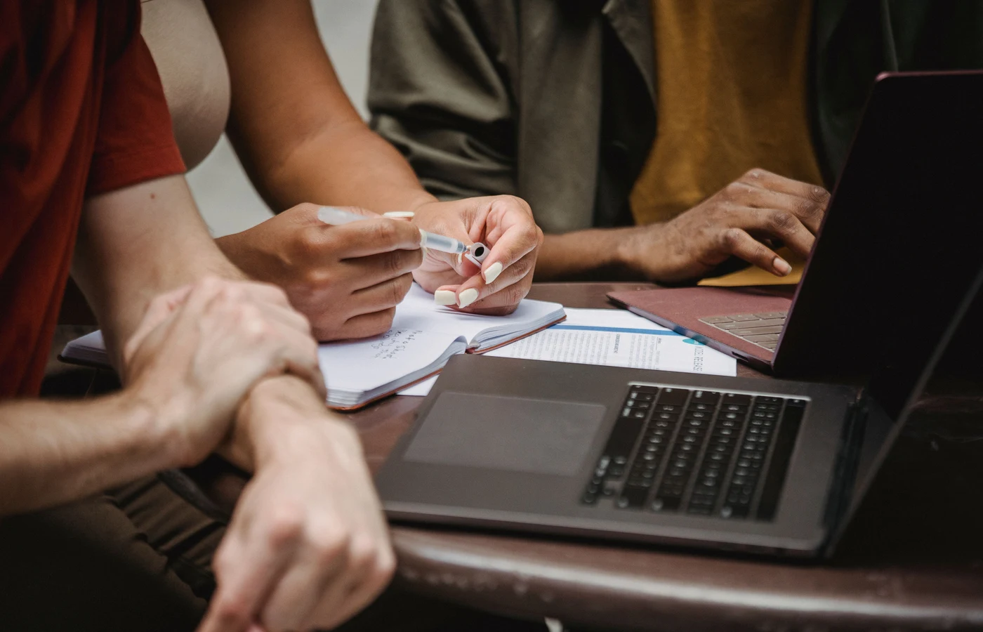 Deux collègues planifiant leurs prochaines actions avec des notes de travail