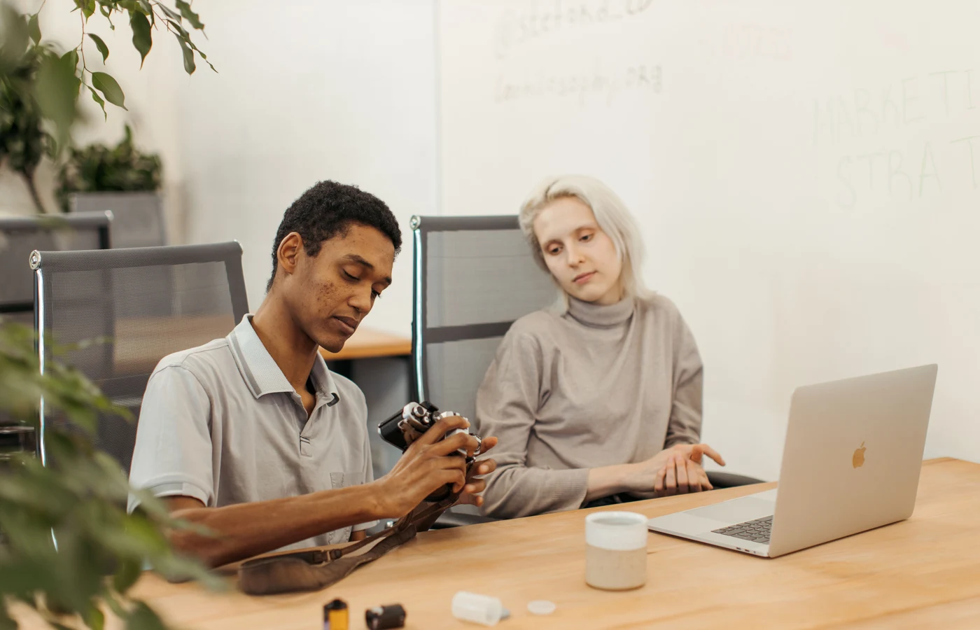 Professionnel appliquant une méthode numérique pendant sa journée de travail