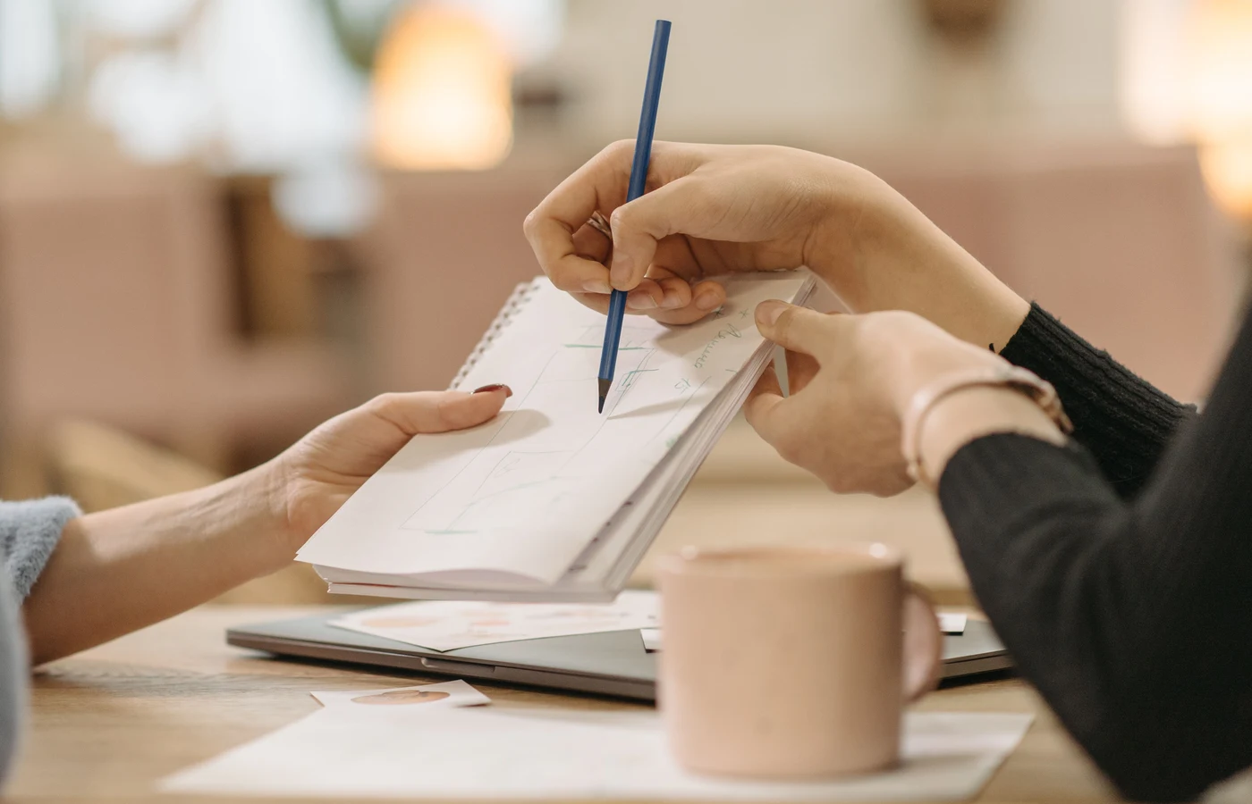 Deux collègues planifiant leurs prochaines actions avec des notes de travail