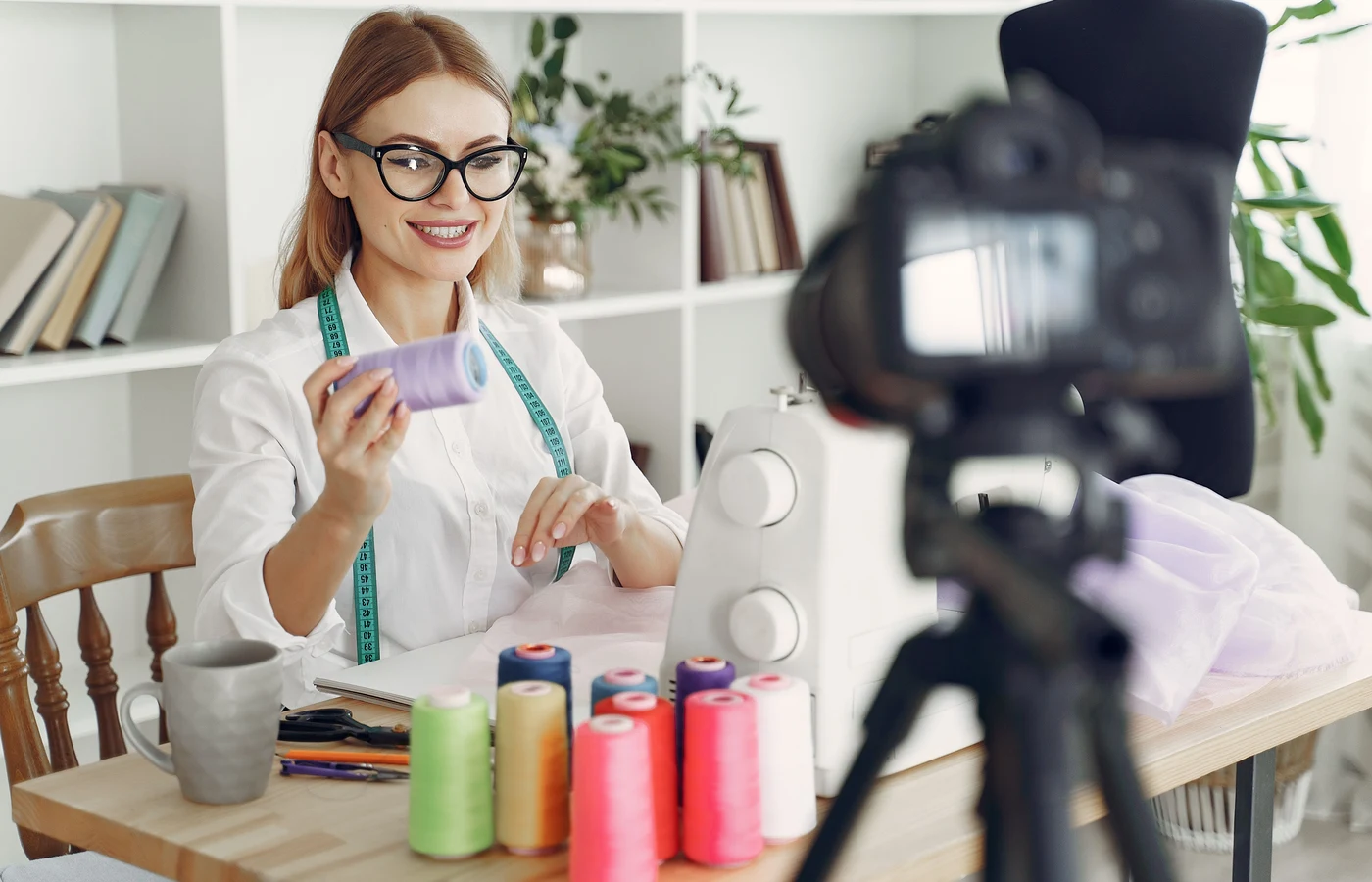 Professionnel appliquant une méthode numérique pendant sa journée de travail