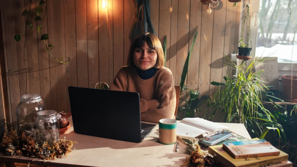 Professionnels d'une petite entreprise travaillant sur leur présence numérique