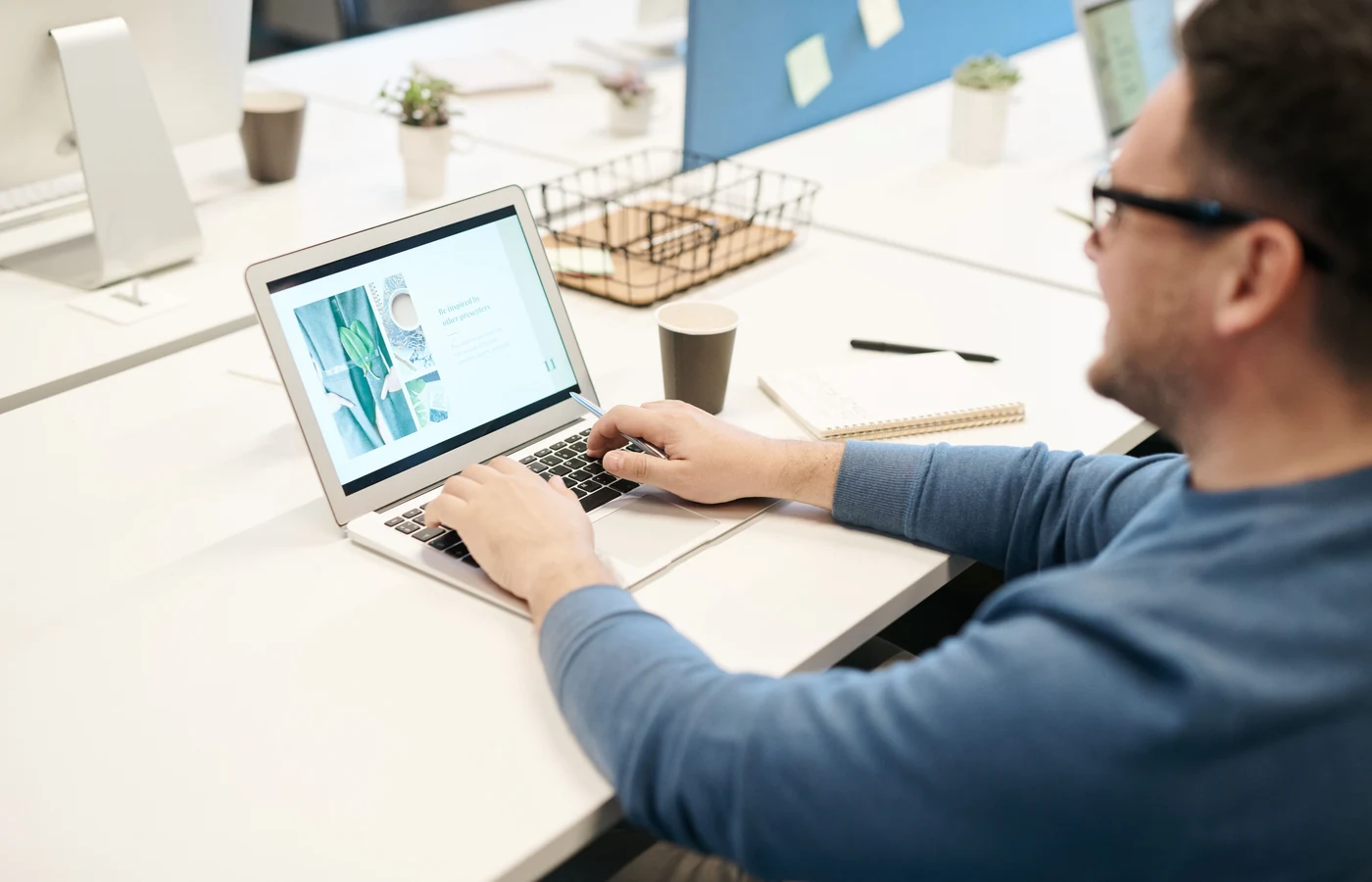 Professionnel appliquant une méthode numérique pendant sa journée de travail