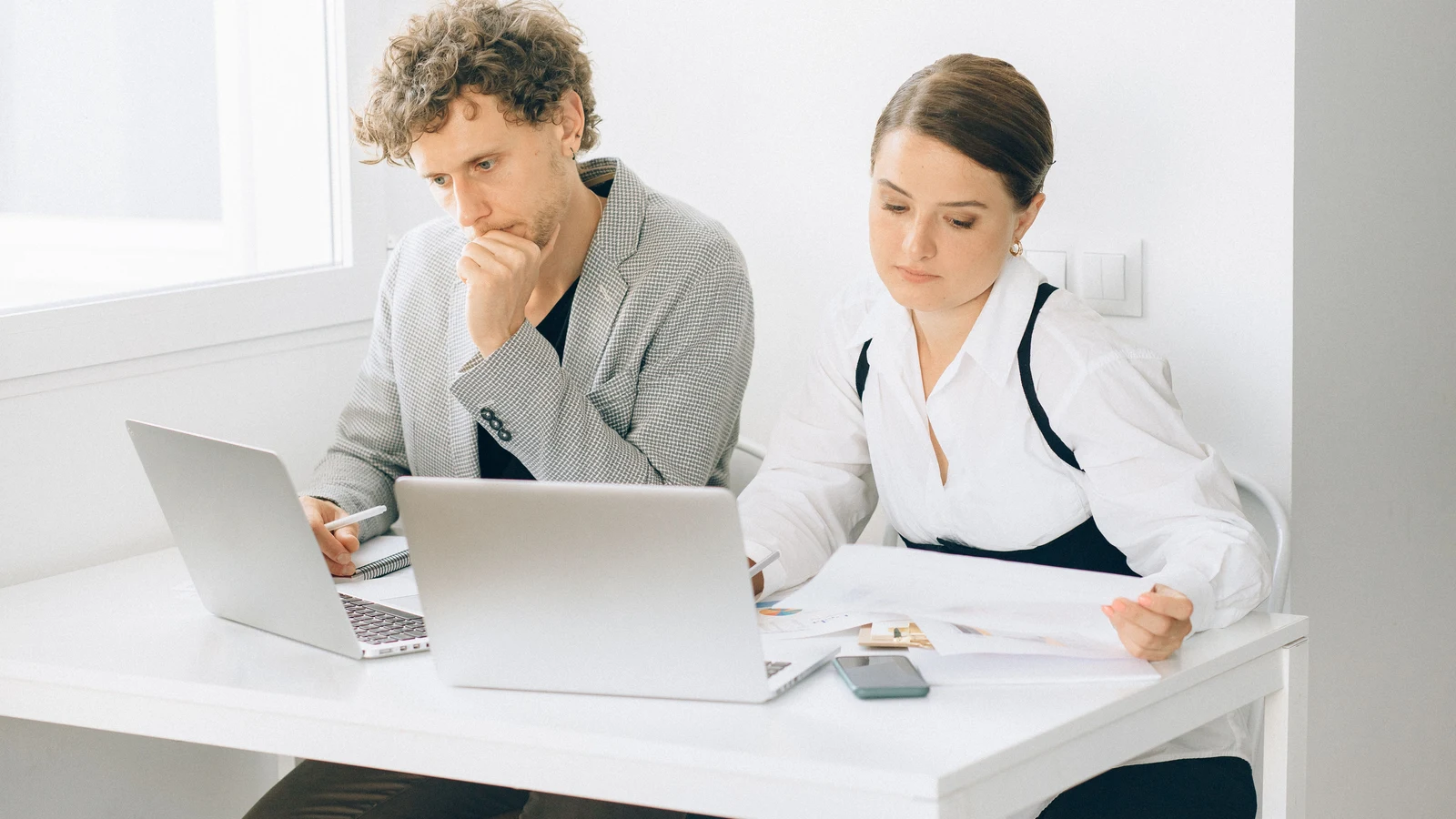 Professionnels d'une petite entreprise travaillant sur leur présence numérique