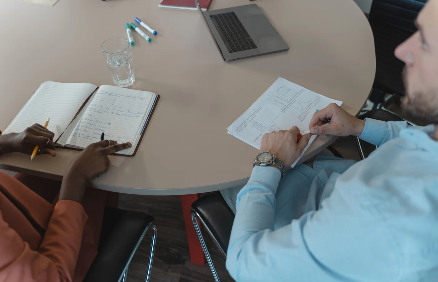 Deux collègues planifiant leurs prochaines actions avec des notes de travail