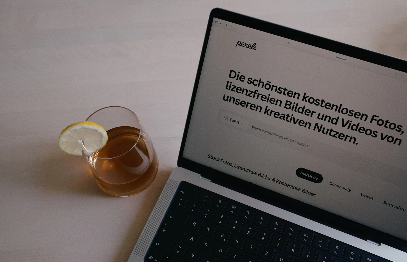 Professionnel appliquant une méthode numérique pendant sa journée de travail