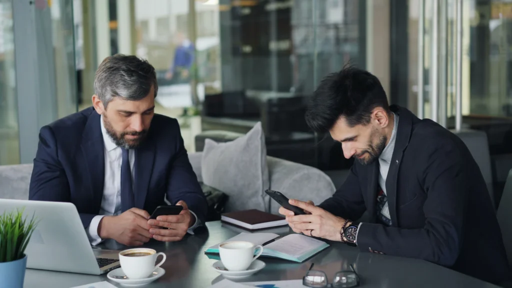 Professionnels d'une petite entreprise travaillant sur leur présence numérique