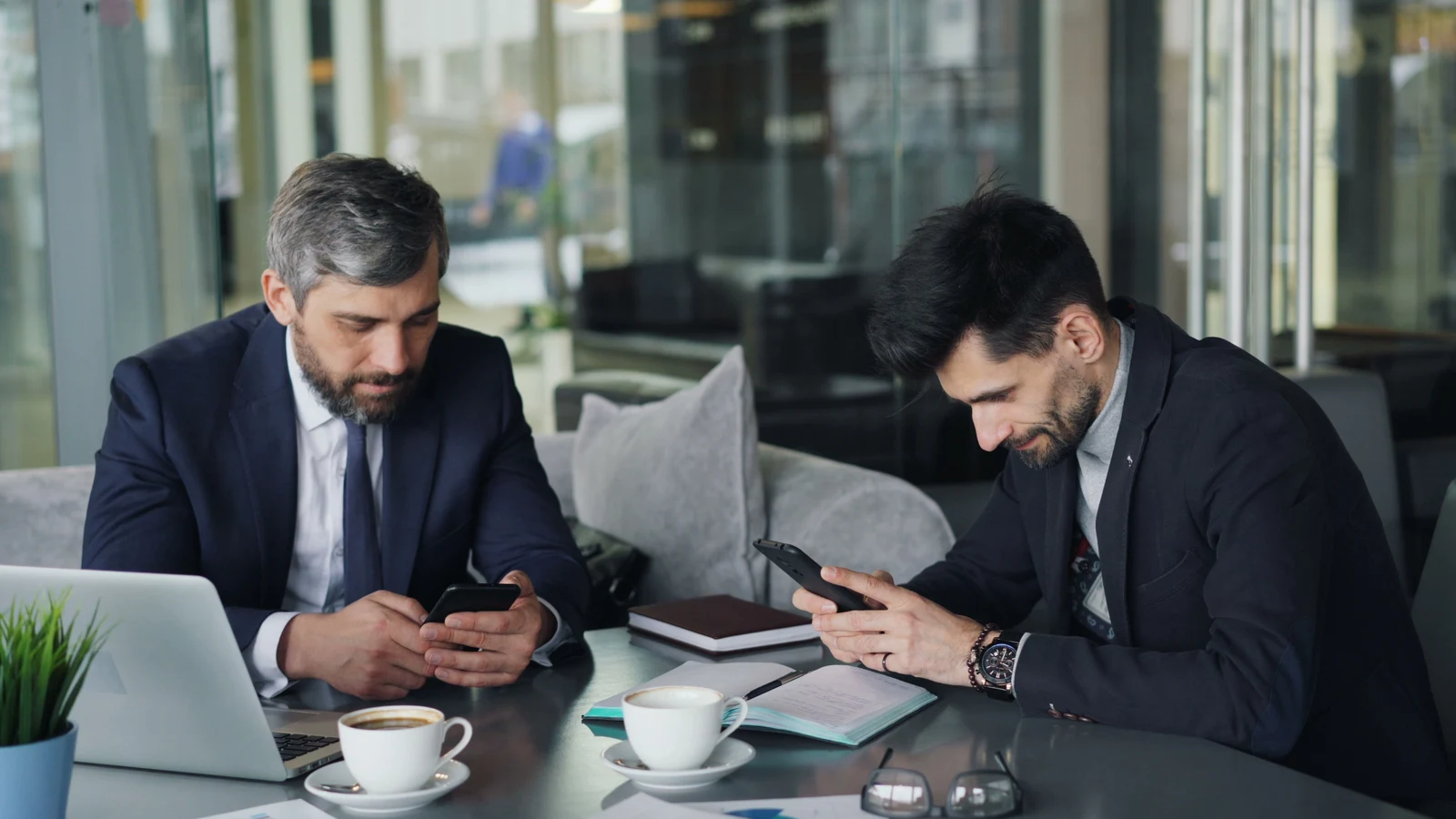 Professionnels d'une petite entreprise travaillant sur leur présence numérique