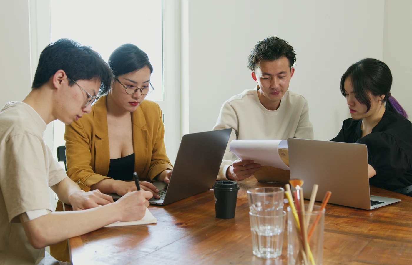 Petite équipe examinant les résultats et les prochaines actions à réaliser