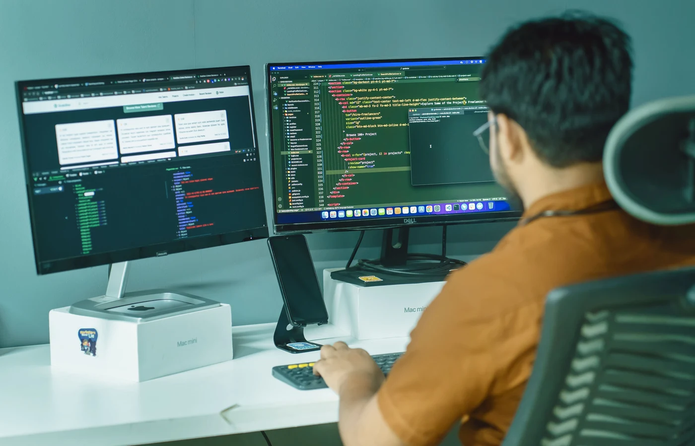 Professionnel appliquant une méthode numérique pendant sa journée de travail