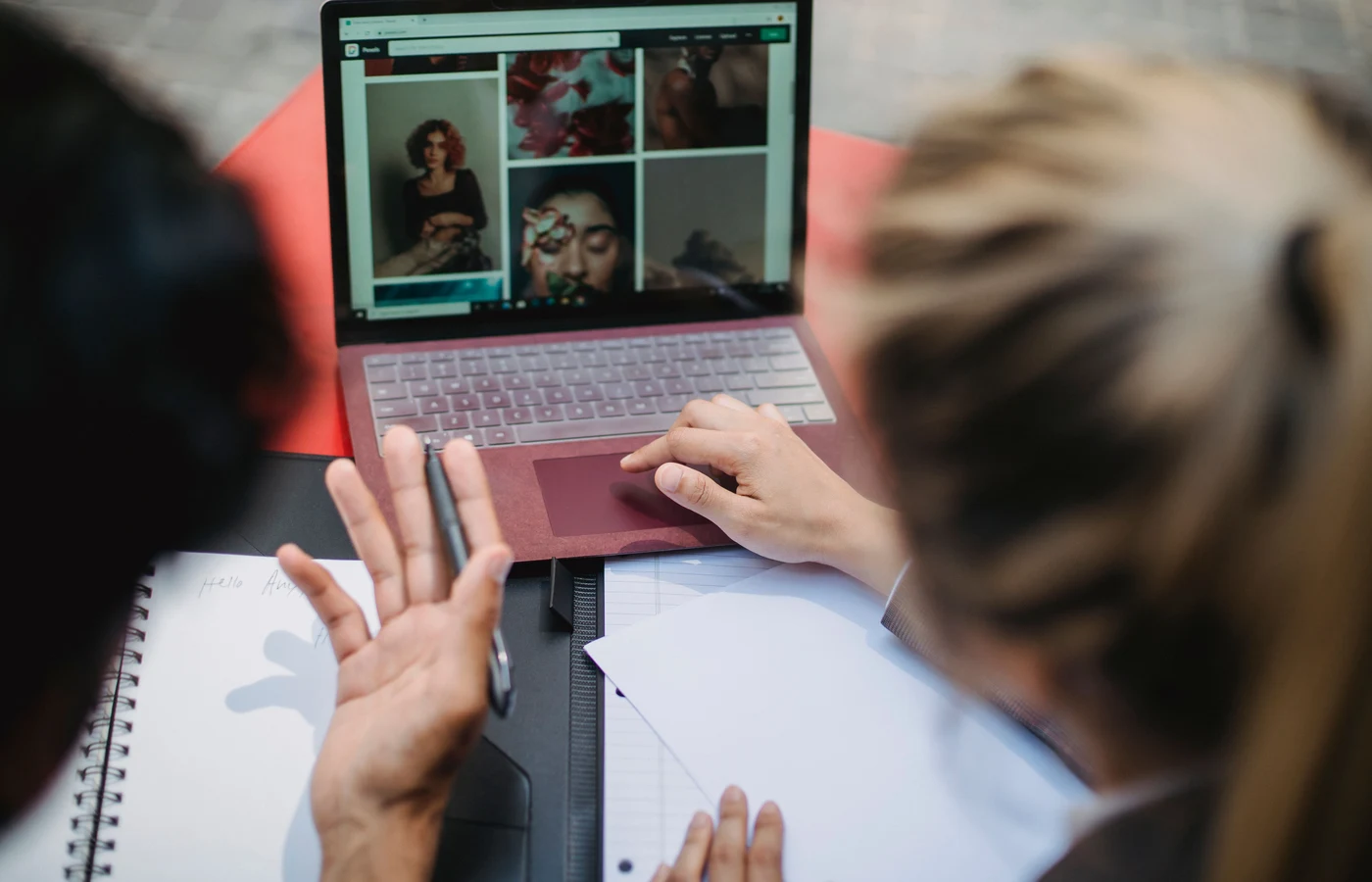 Deux collègues planifiant leurs prochaines actions avec des notes de travail
